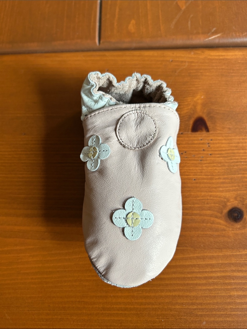 Robeez Soft Leather Flower Slip-On Shoe - Cream/Light Blue